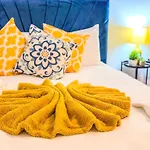 Deluxe 4 Bedroom Home Near City Centre By Altoluxoexperience Short Lets & Serviced Accommodation With Free Parking & Wifi