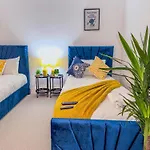 Deluxe 4 Bedroom Home Near City Centre By Altoluxoexperience Short Lets & Serviced Accommodation With Free Parking & Wifi