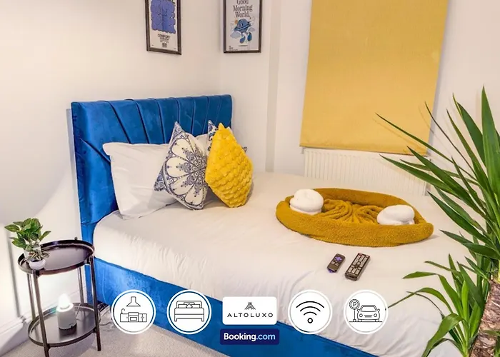 Deluxe 4 Bedroom Home Near City Centre By Altoluxoexperience Short Lets & Serviced Accommodation With Free Parking & Wifi