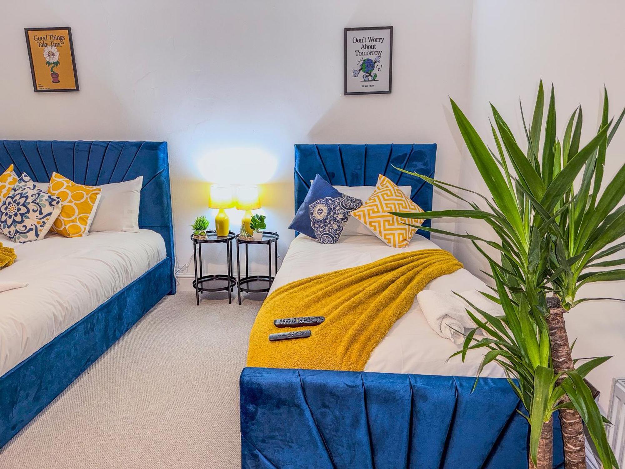 Deluxe 4 Bedroom Near Centre By Altoluxoexperience Short Lets & Serviced With Free Parking & Wifi *