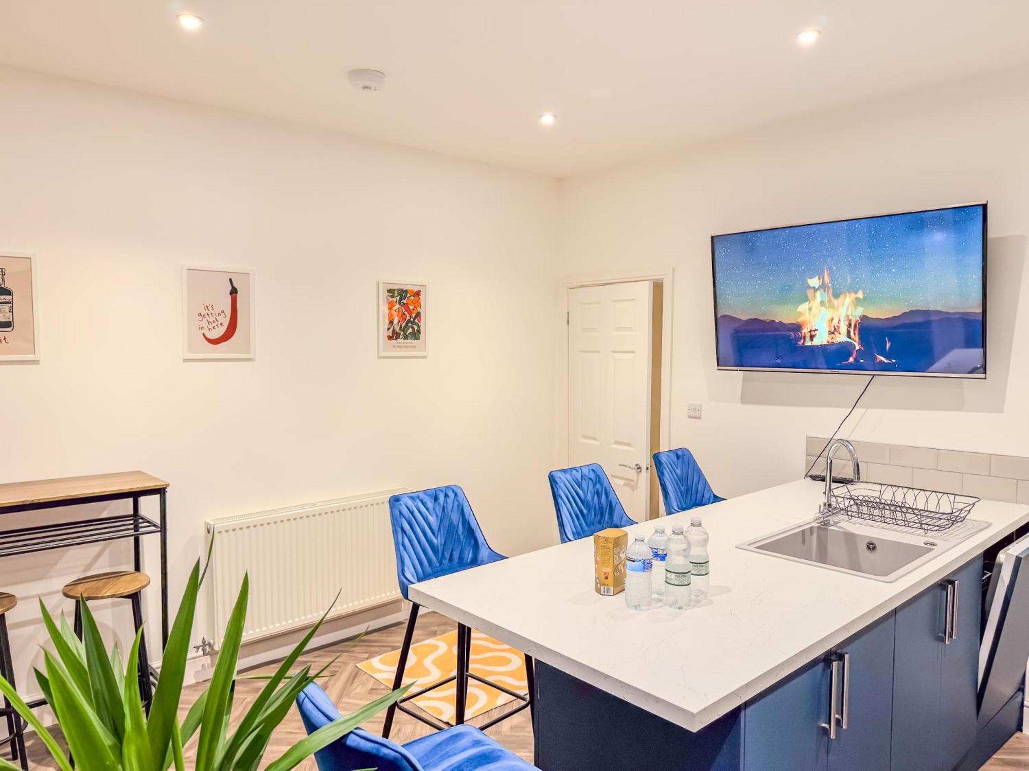 Deluxe 4 Bedroom Near Centre By Altoluxoexperience Short Lets & Serviced With Free Parking & Wifi *