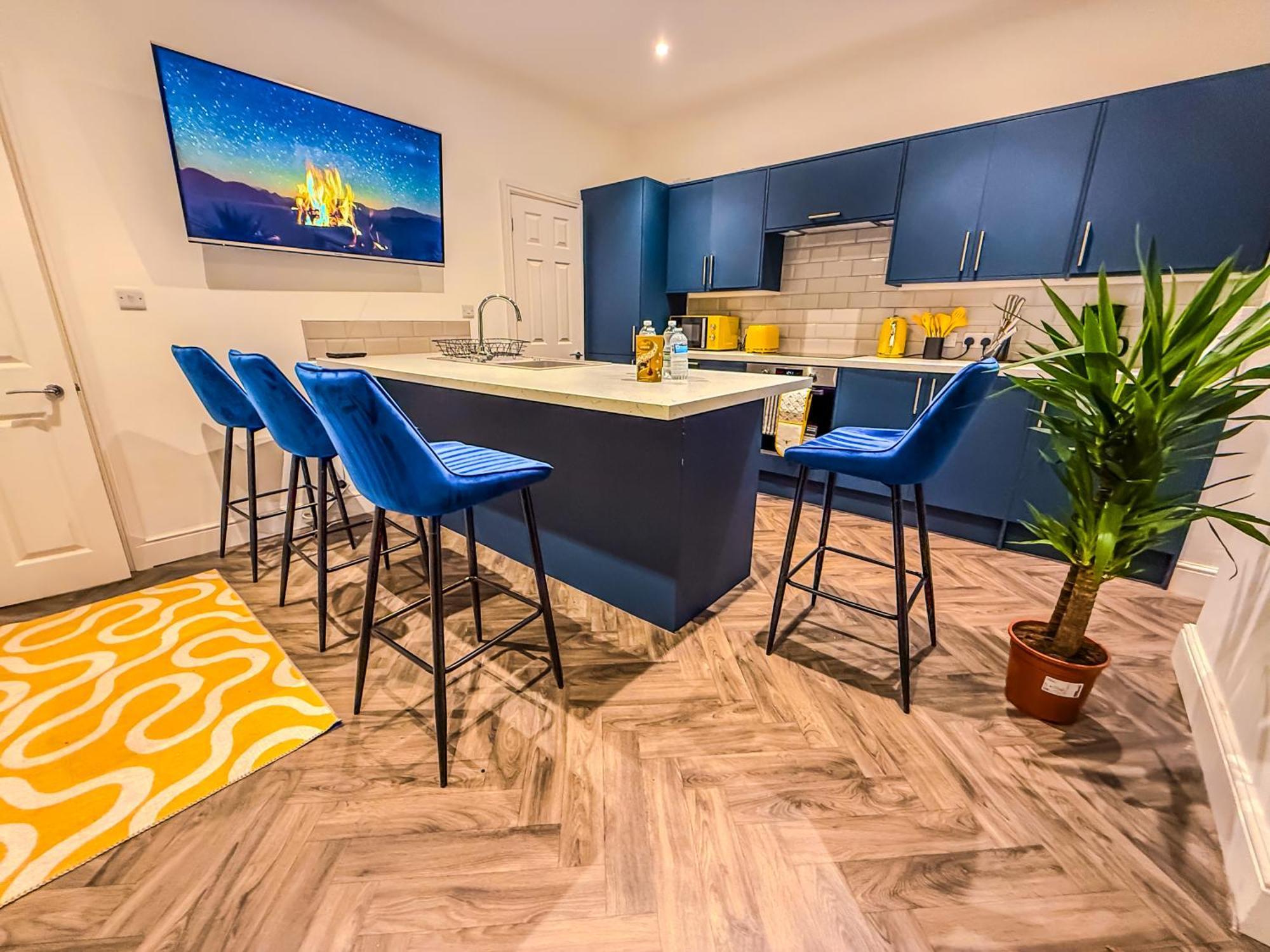 Deluxe 4 Bedroom Near Centre By Altoluxoexperience Short Lets & Serviced With Free Parking & Wifi