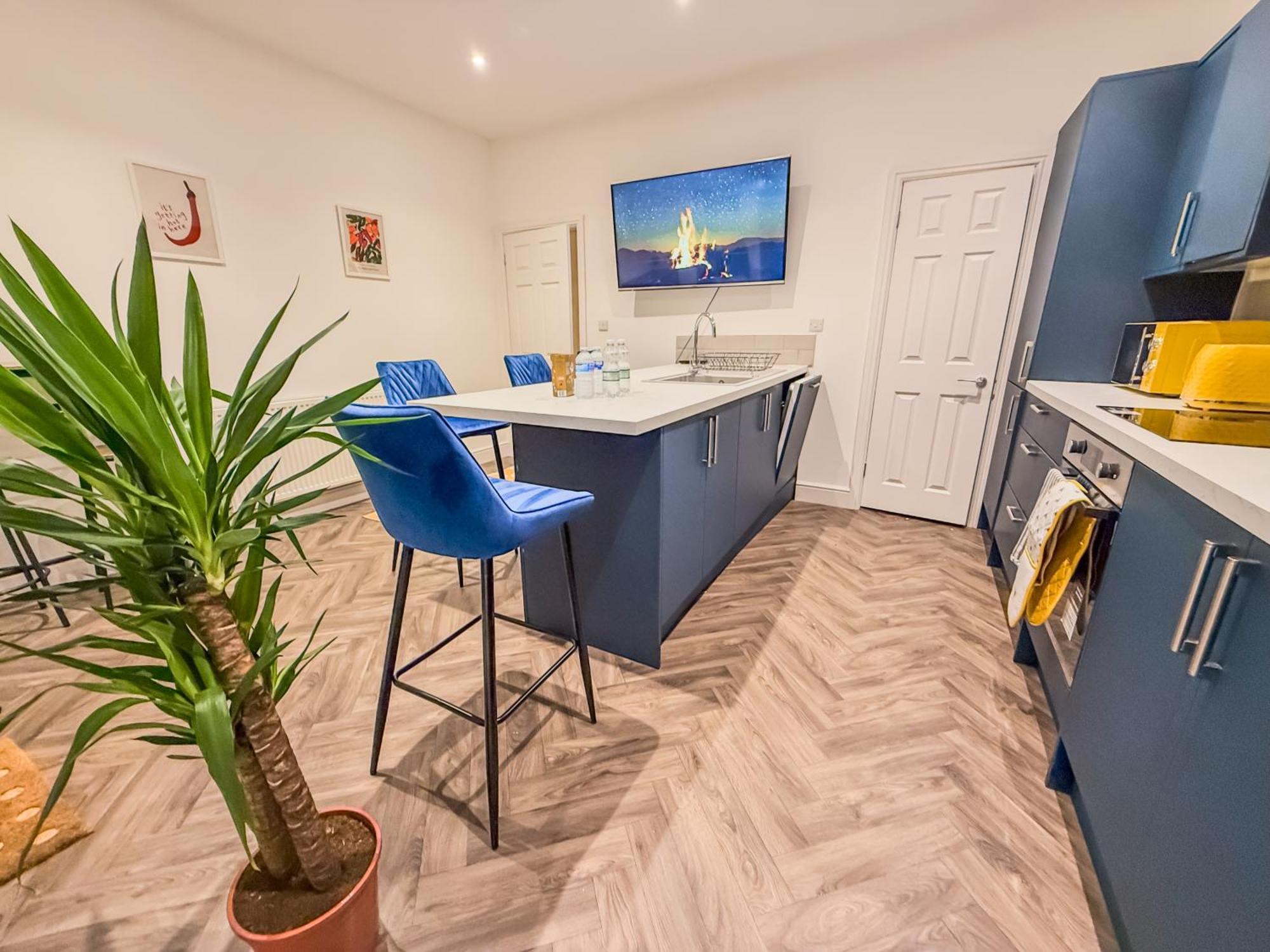 Holiday home Deluxe 4 Bedroom Near Centre By Altoluxoexperience Short Lets & Serviced With Free Parking & Wifi *
