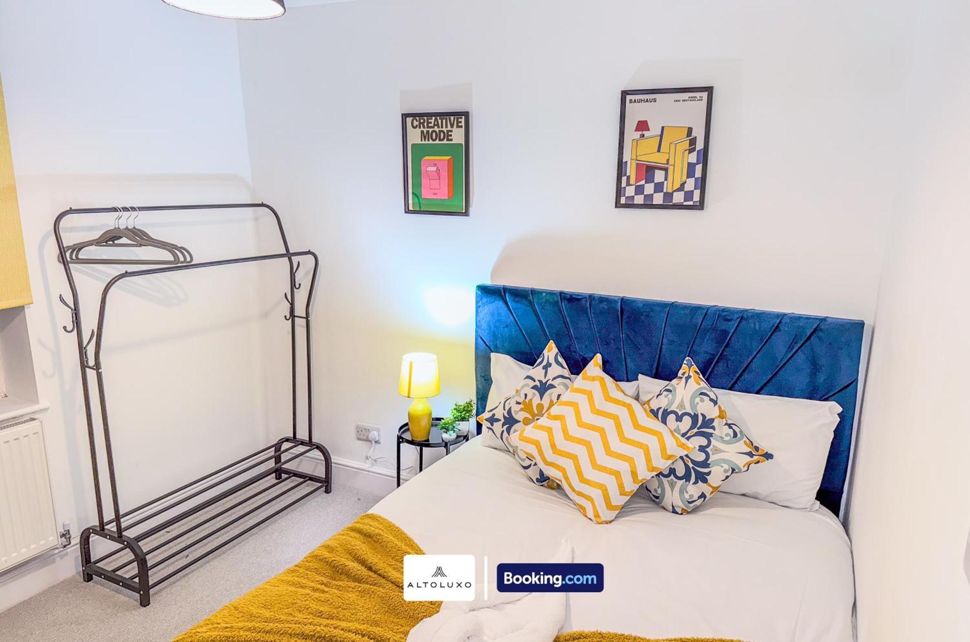 Deluxe 4 Bedroom Near Centre By Altoluxoexperience Short Lets & Serviced With Free Parking & Wifi