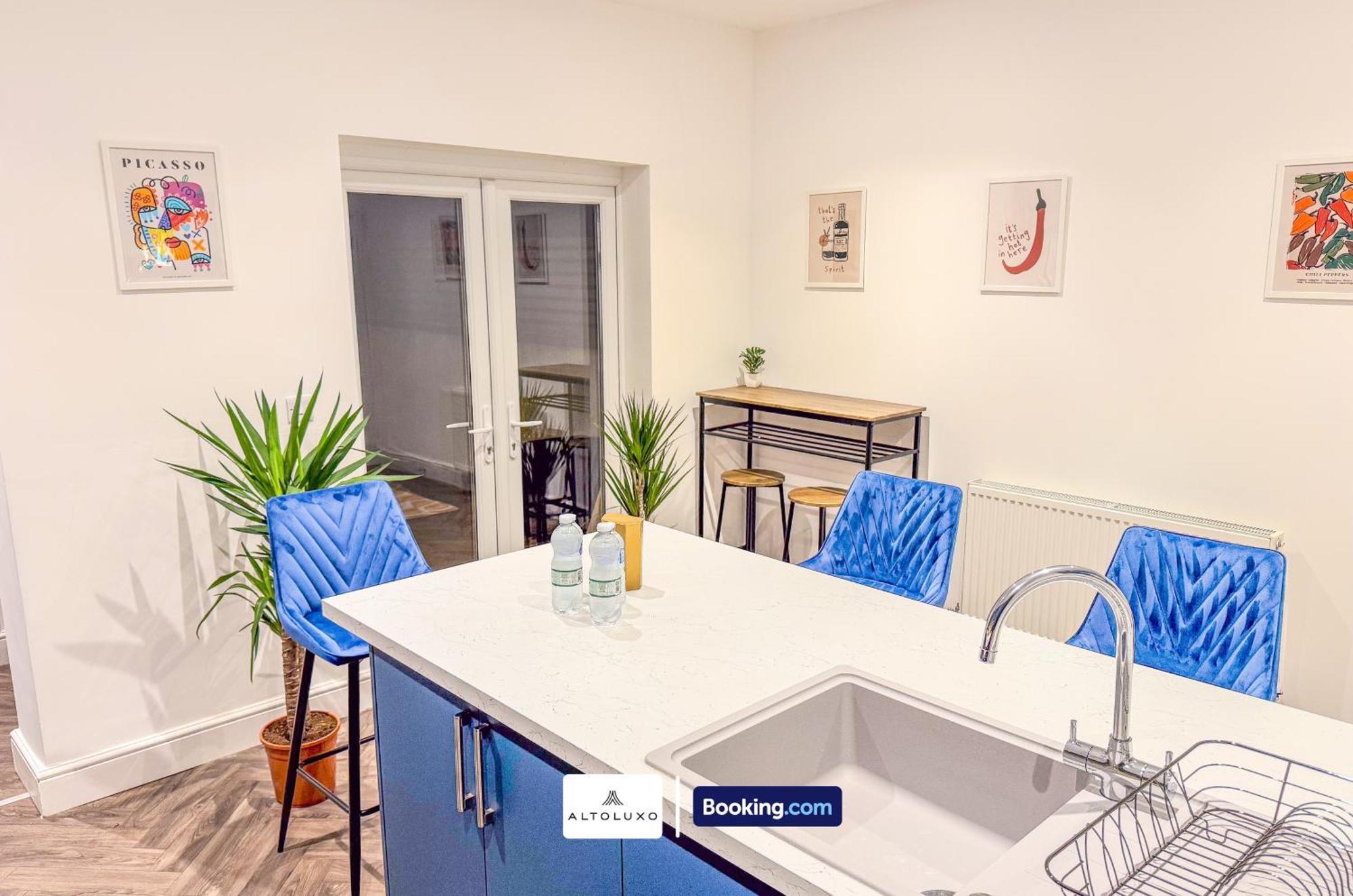 Deluxe 4 Bedroom Near Centre By Altoluxoexperience Short Lets & Serviced With Free Parking & Wifi *