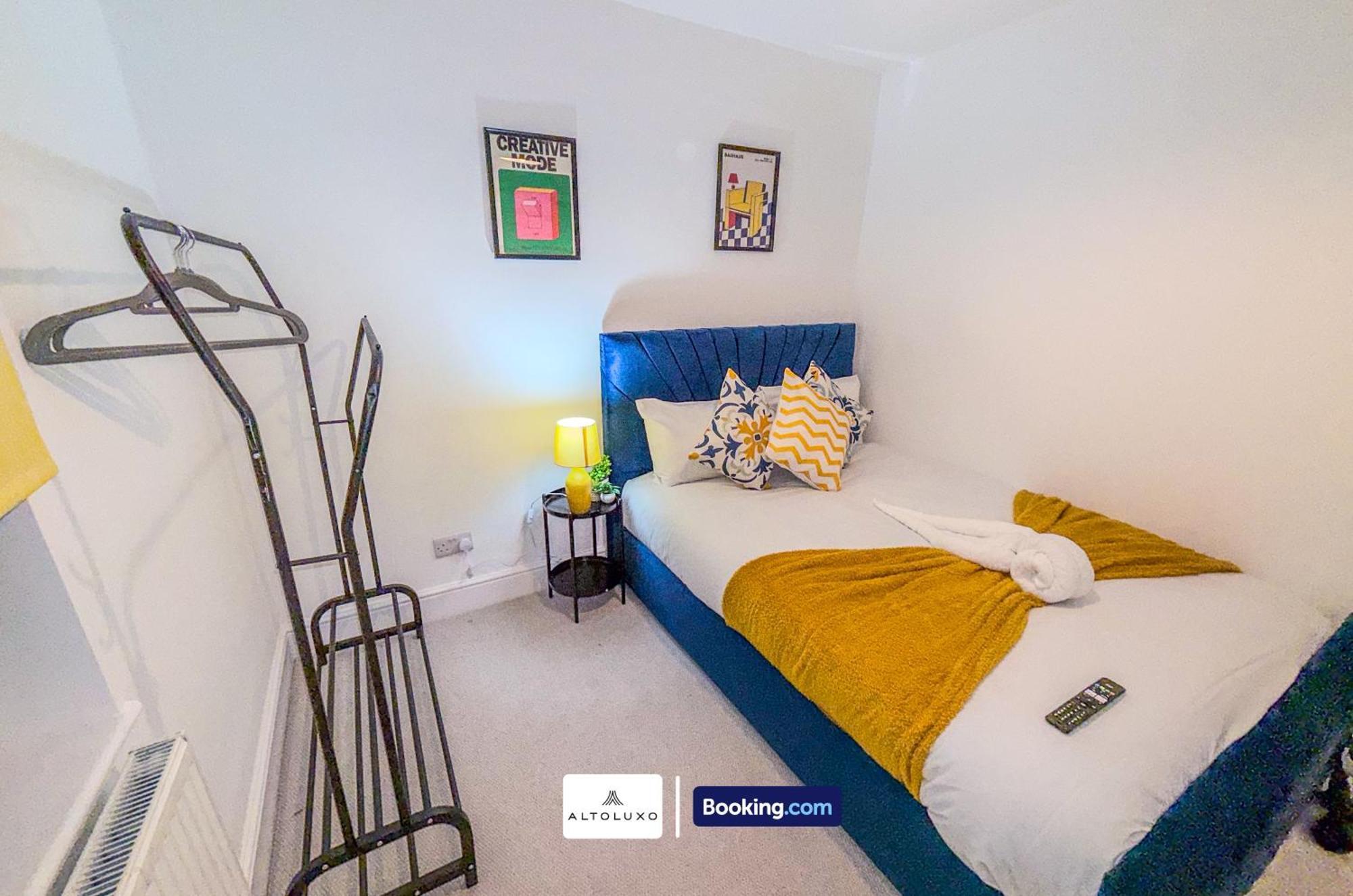 Holiday home Deluxe 4 Bedroom Near Centre By Altoluxoexperience Short Lets & Serviced With Free Parking & Wifi *