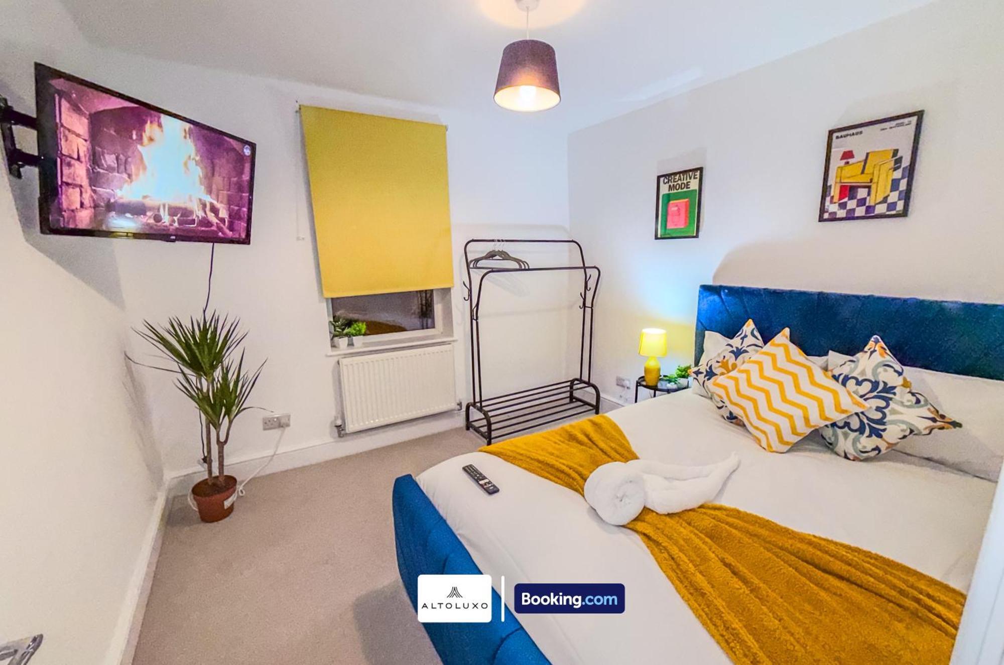 Deluxe 4 Bedroom Near Centre By Altoluxoexperience Short Lets & Serviced With Free Parking & Wifi *