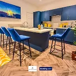Armoury Square Deluxe 4 Bedroom Home Near City Centre By Altoluxoexperience Short Lets & Serviced Accommodation With Free Parking & Wifi