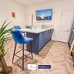 Armoury Square Deluxe 4 Bedroom Home Near City Centre By Altoluxoexperience Short Lets & Serviced Accommodation With Free Parking & Wifi