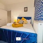 Armoury Square Deluxe 4 Bedroom Home Near City Centre By Altoluxoexperience Short Lets & Serviced Accommodation With Free Parking & Wifi